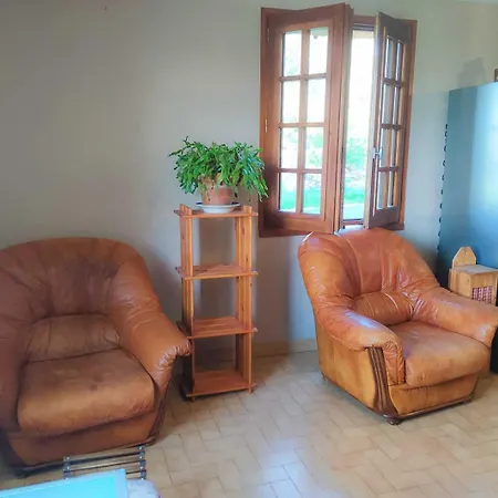 بيت للعطل La Pierre Rouge Saint-Alban-sur-Limagnole