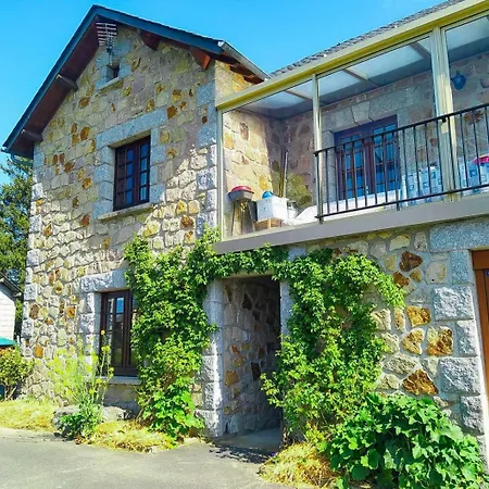 La Pierre Rouge بيت للعطل Saint-Alban-sur-Limagnole